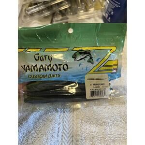 Gary Yamamoto 9-10-051 5" Senko Worm Color Black with Small Red Flakes 10CT